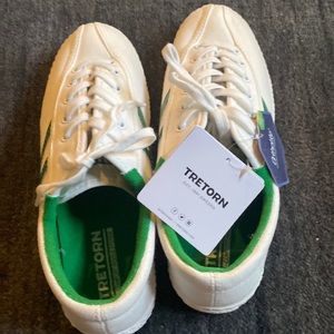 Never worn tretorns size 8.